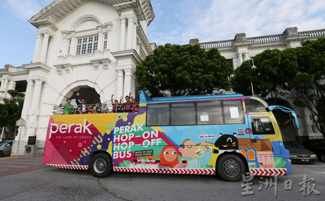 国庆月氛围学校假期旅游热 尝美食赏艺术坐HOHO巴士