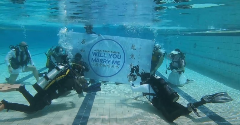 壮年前蛙人患病拄杖走路 女友不离弃结连理