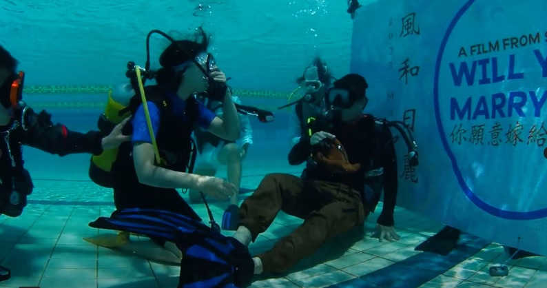 壮年前蛙人患病拄杖走路 女友不离弃结连理