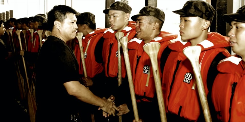 壮年前蛙人患病拄杖走路 女友不离弃结连理