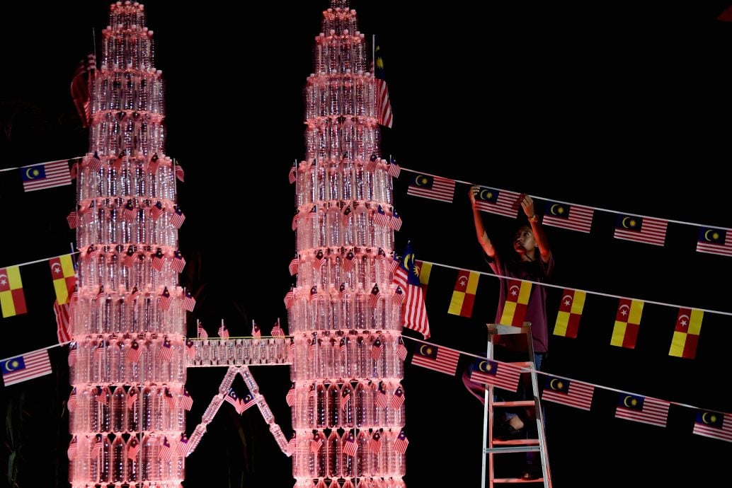 塑料瓶砌双峰塔吉隆坡塔 16岁少年国庆创意获赞