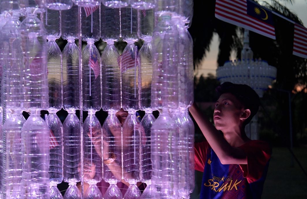 塑料瓶砌双峰塔吉隆坡塔 16岁少年国庆创意获赞