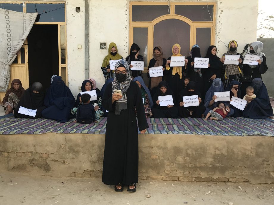 塔利班:若公众场所露脸被男性看到 女性会“失去价值”