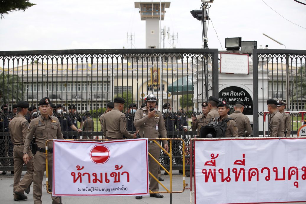 塔辛前往拘留中心途中“红衫军”民众沿途高喊欢迎他回国