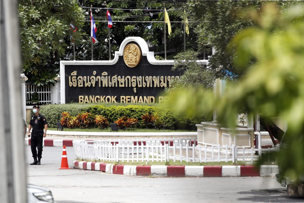 塔辛前往拘留中心途中“红衫军”民众沿途高喊欢迎他回国