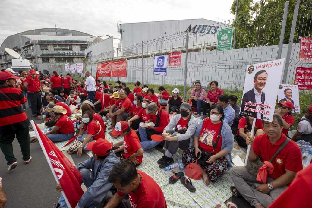 塔辛回国 大批红衫军在廊曼机场等候迎接