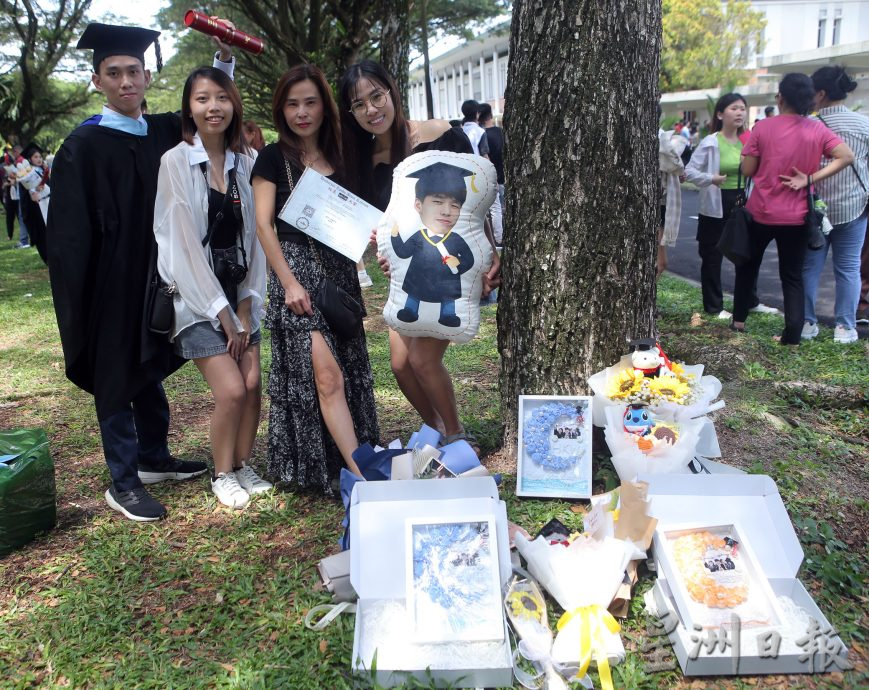 大学生2年前意外离世  母亲好友代庆毕业弥补遗憾