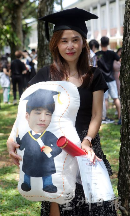 大学生2年前意外离世  母亲好友代庆毕业弥补遗憾