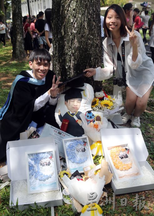 大学生2年前意外离世  母亲好友代庆毕业弥补遗憾