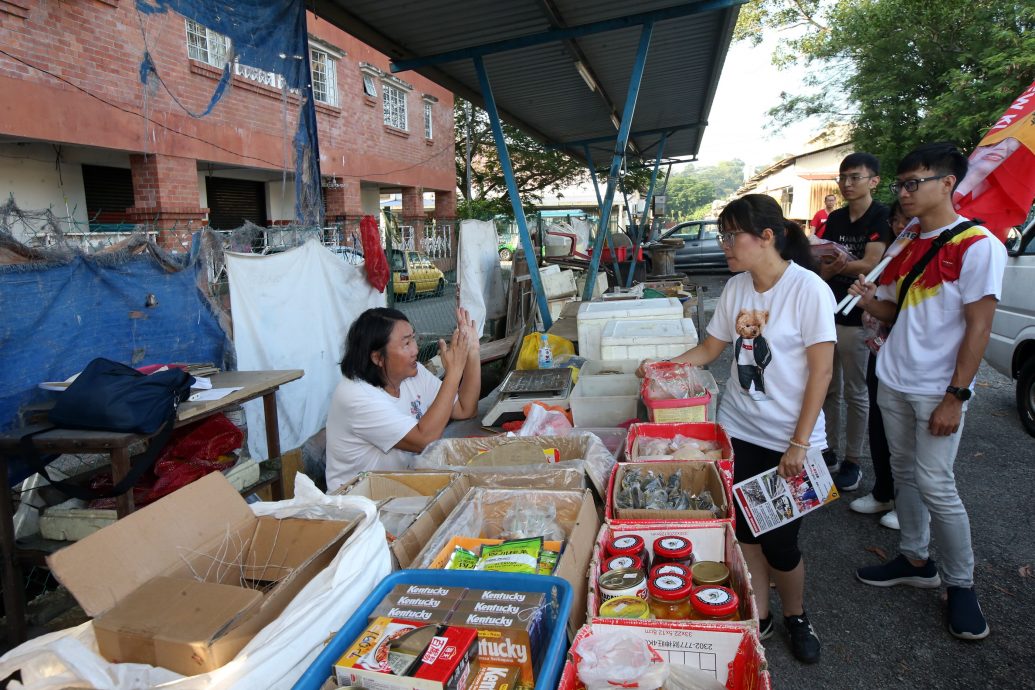 大都会 / 大学岭临时早市巴刹小贩有诉求（王诗棋大学岭拜票）／4图