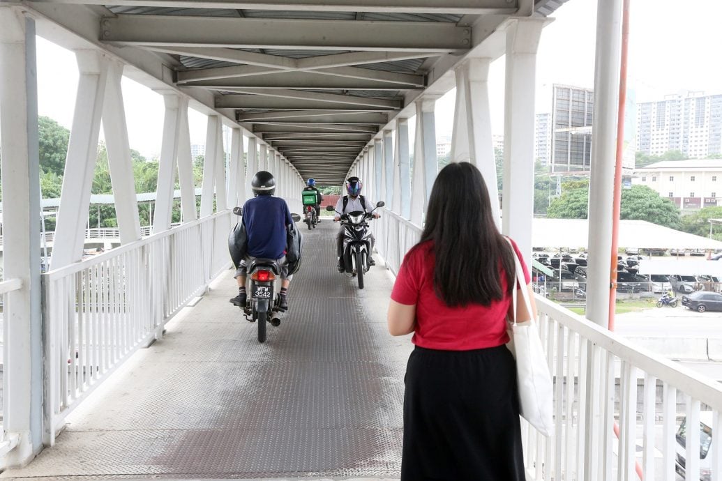 大都会 /封面/跟进1Razak Mansion居民要求DBKL 建衔接巴士站和沙叻秀轻快铁站的有盖行人道 / 10图