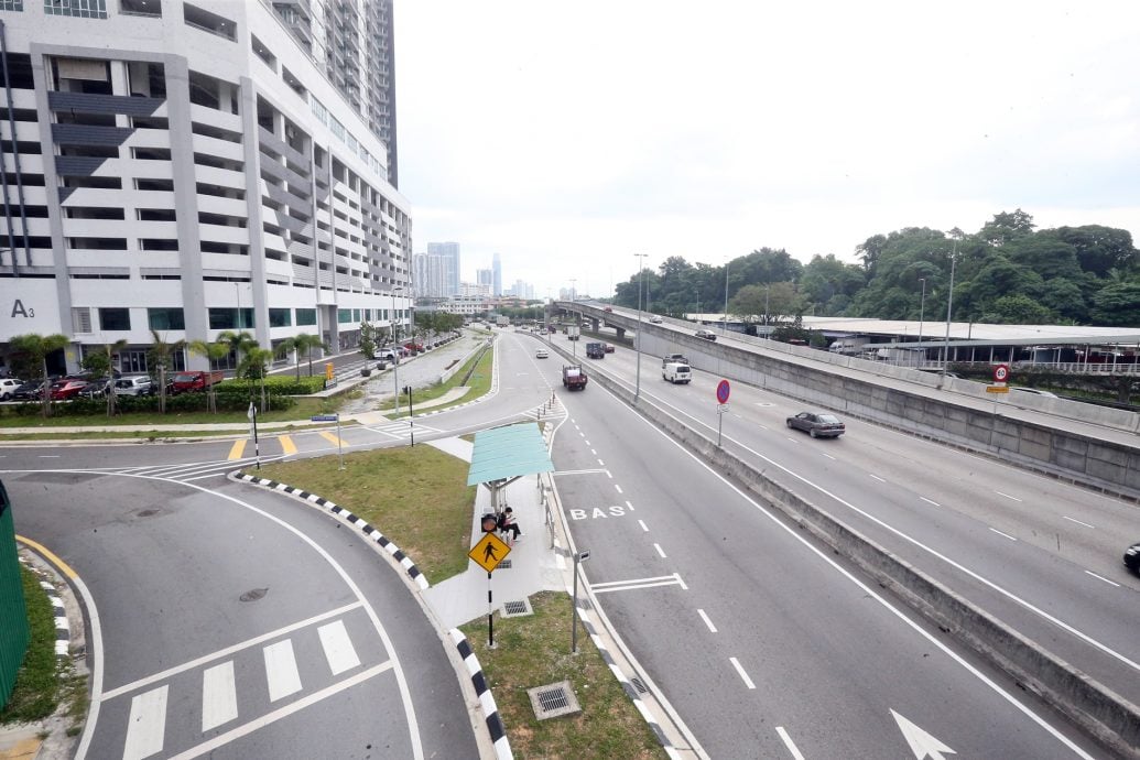 大都会 /封面/跟进1Razak Mansion居民要求DBKL 建衔接巴士站和沙叻秀轻快铁站的有盖行人道 / 10图