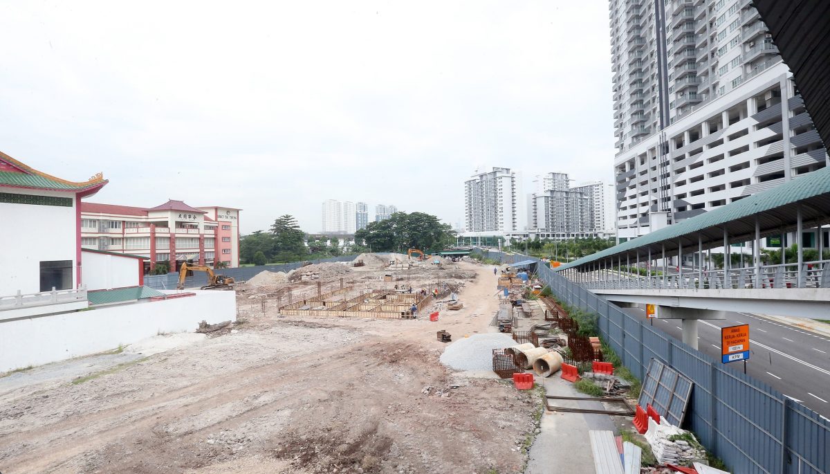 大都会 /封面/跟进1Razak Mansion居民要求DBKL 建衔接巴士站和沙叻秀轻快铁站的有盖行人道 / 10图