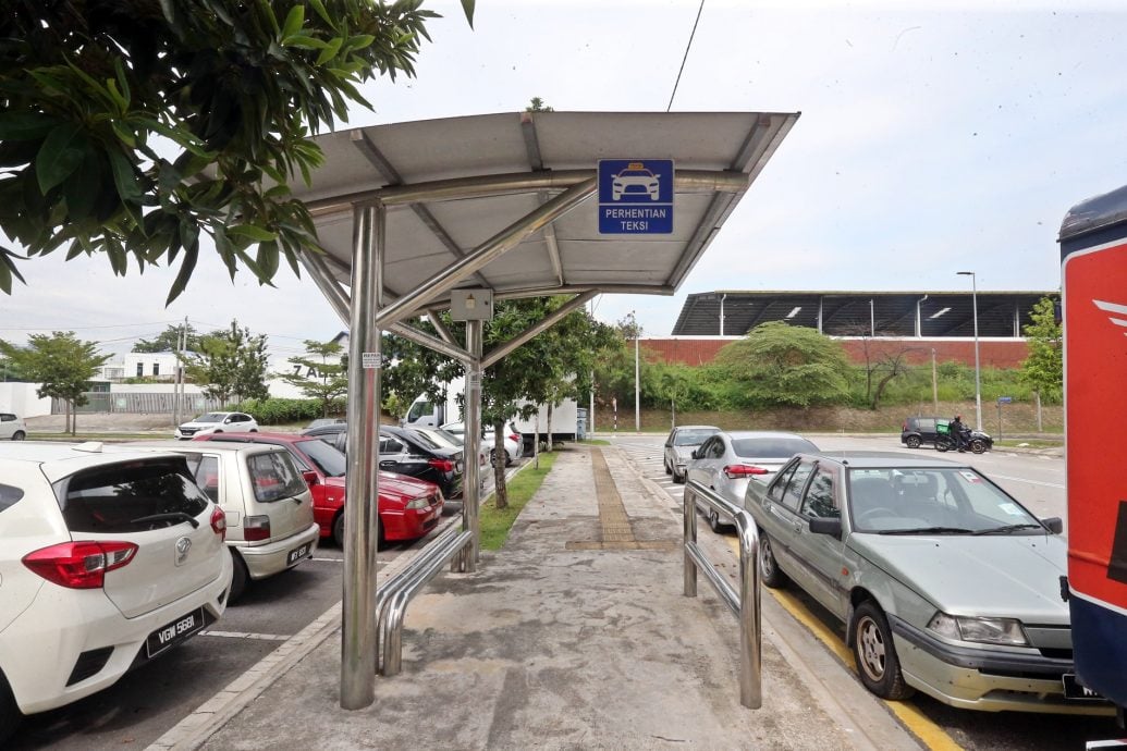 大都会 /封面/跟进1Razak Mansion居民要求DBKL 建衔接巴士站和沙叻秀轻快铁站的有盖行人道 / 10图