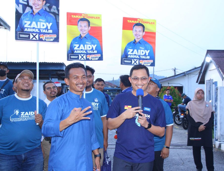 大都会/伊党候选人走访夜市拜票/3图