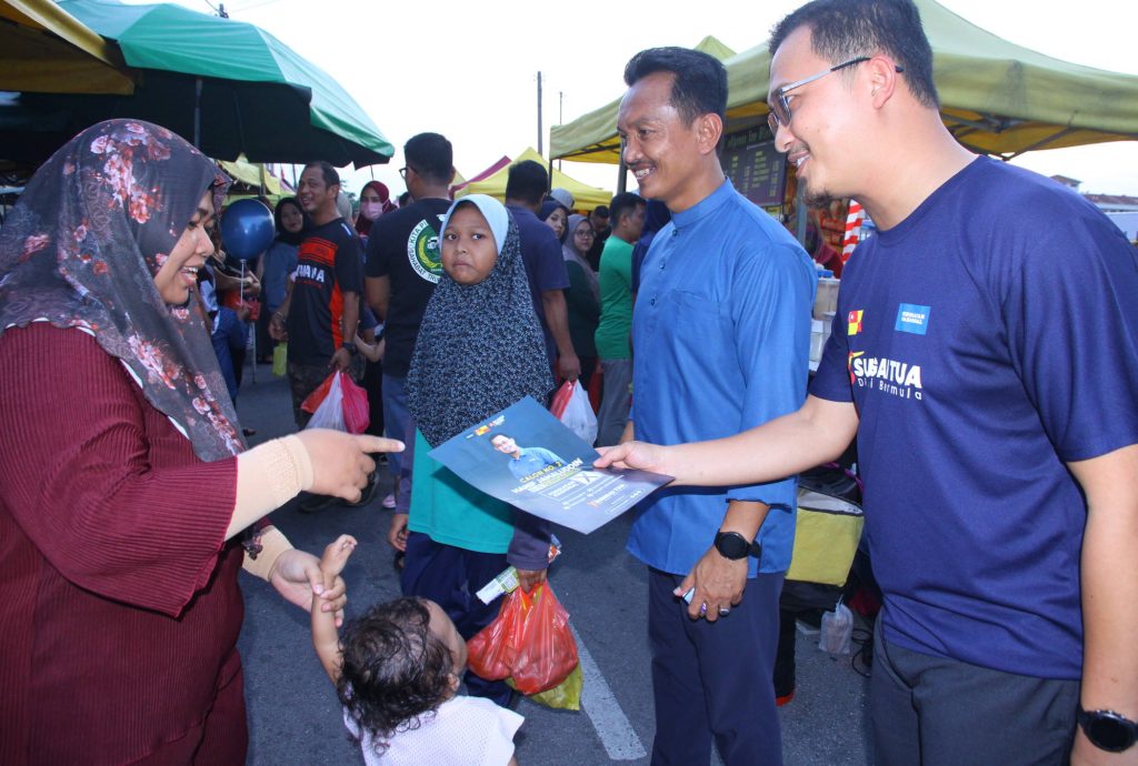 大都会/伊党候选人走访夜市拜票/3图