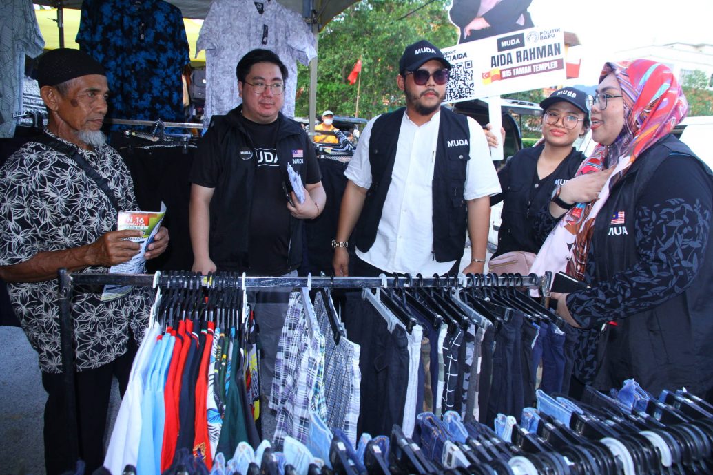 大都会/伊党候选人走访夜市拜票/3图