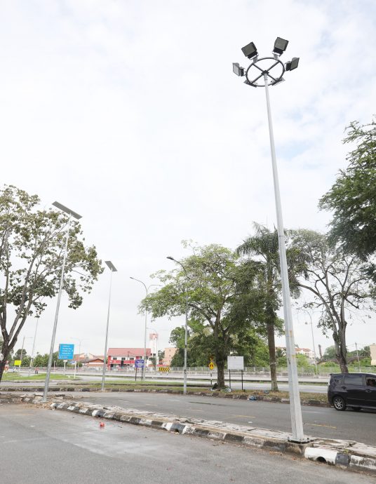 大都会//停车位处 装太阳能街灯