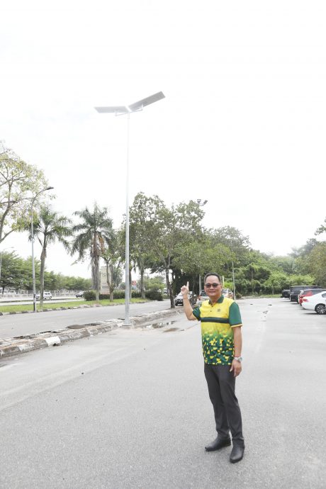 大都会//停车位处 装太阳能街灯