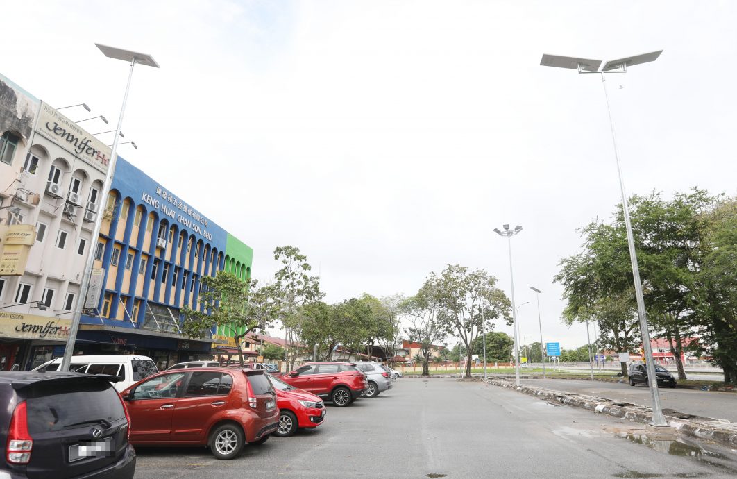 大都会//停车位处 装太阳能街灯