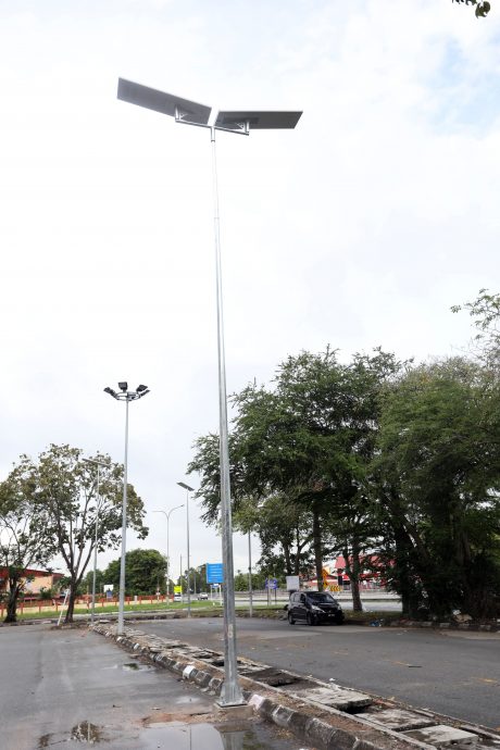 大都会//停车位处 装太阳能街灯