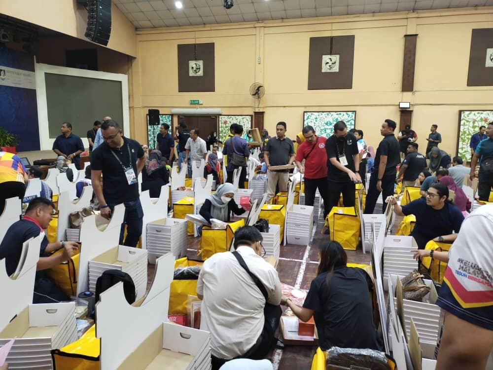 大都会:士拉央3州选举官检查票箱/3图