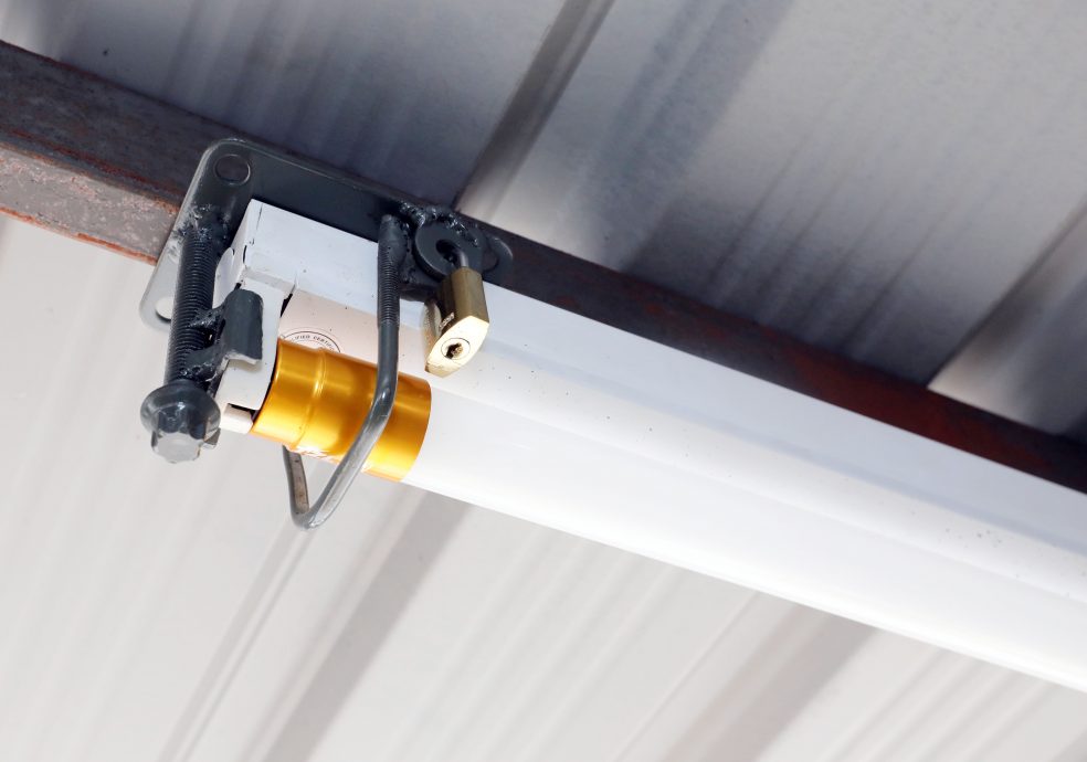 大都会/封面/灯管被偷，小贩被迫为灯管上锁