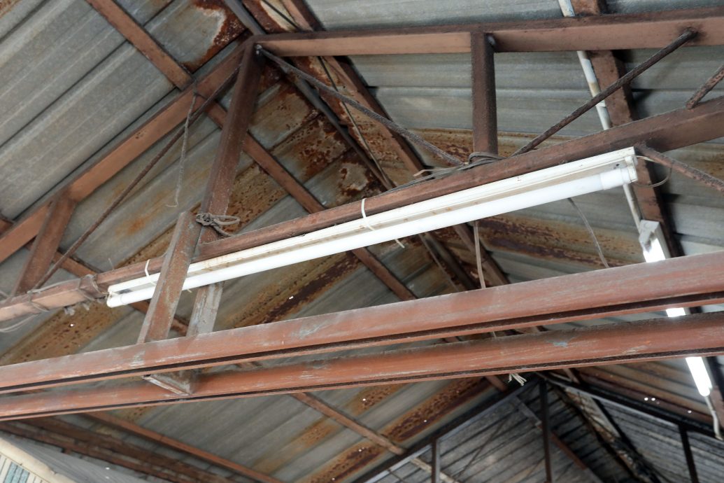 大都会/封面/灯管被偷，小贩被迫为灯管上锁