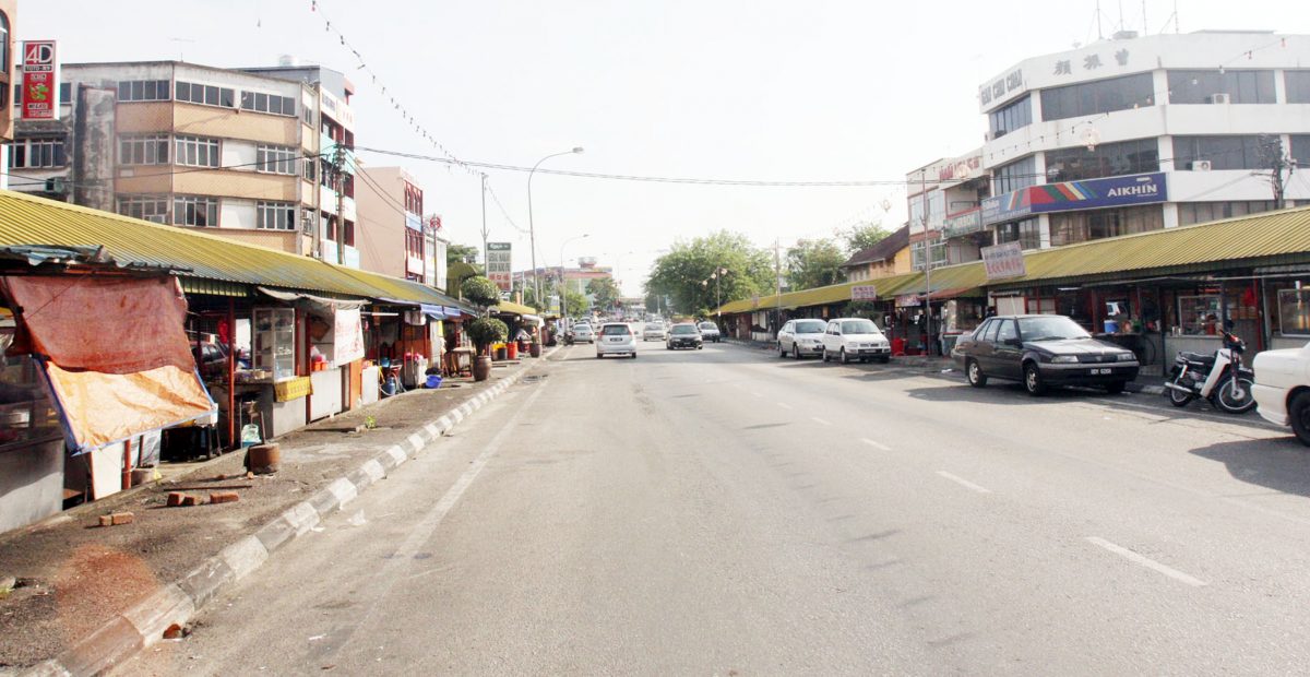 大都会/封面/灯管被偷，小贩被迫为灯管上锁