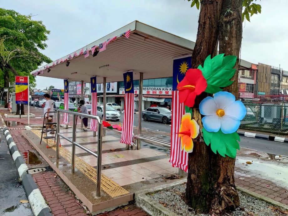 大都会/巴生永安镇候车亭换新装迎国庆