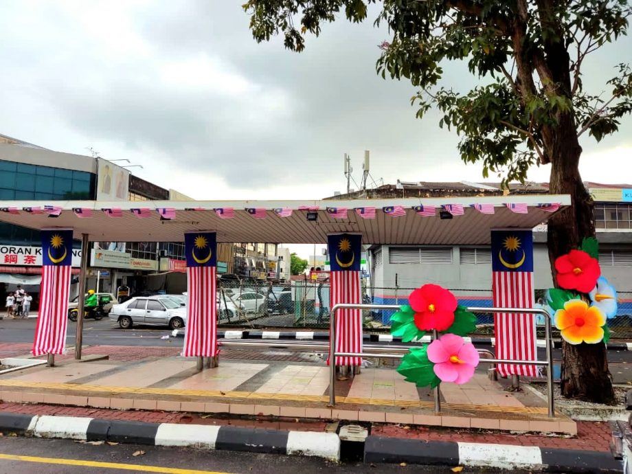 大都会/巴生永安镇候车亭换新装迎国庆