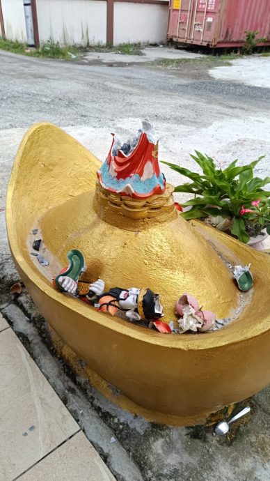 大都会/财神爷和笑佛神像被砸碎／6图