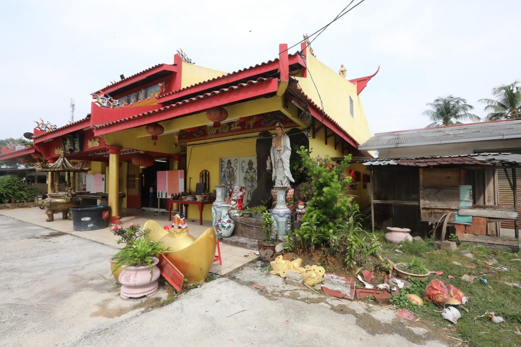 大都会/财神爷和笑佛神像被砸碎／6图