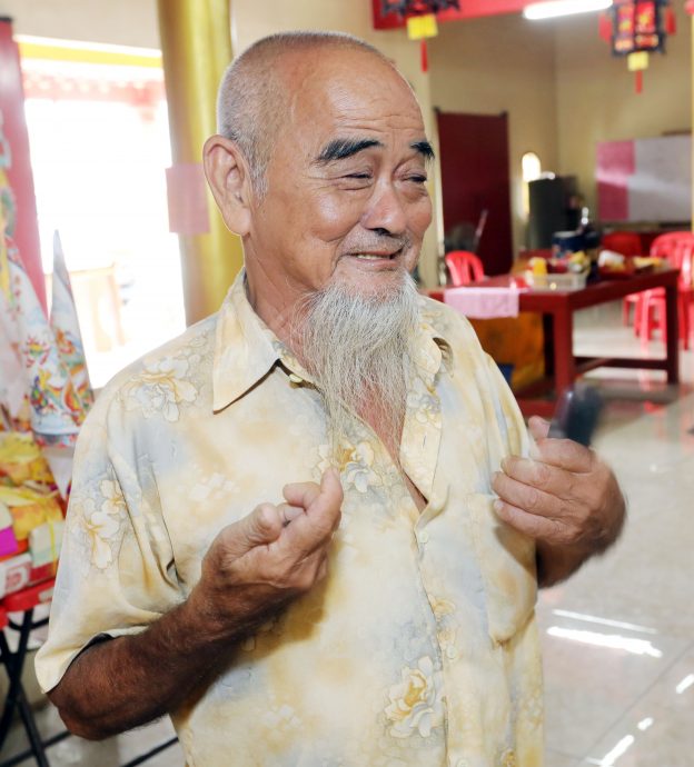 大都会/财神爷和笑佛神像被砸碎／6图