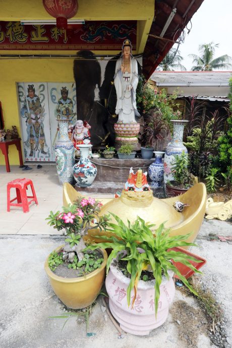 大都会/财神爷和笑佛神像被砸碎／6图