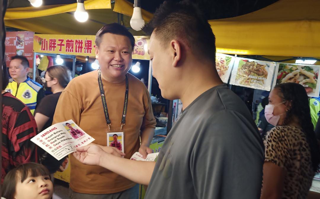 大都会//黄俊昱沙登夜市拜票,与王诗棋完美错开 / 5图