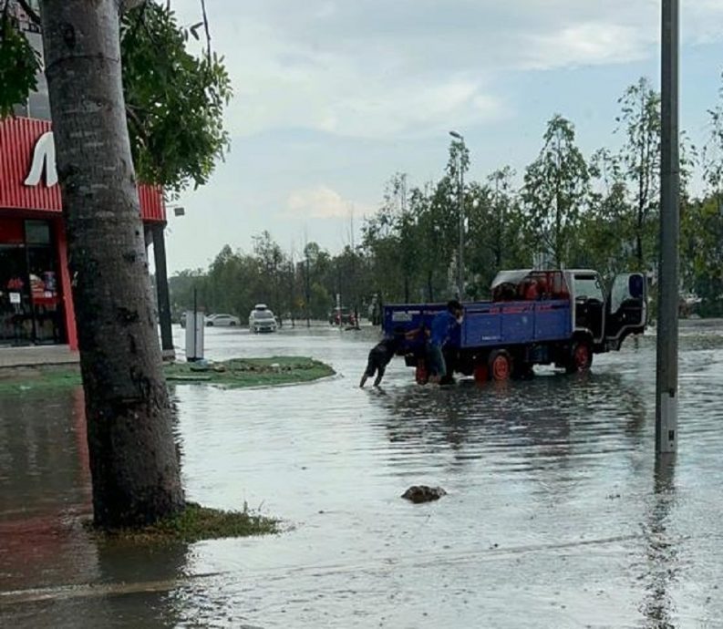 大都会:仁嘉隆今早突发水灾,洪伟扬第一时间到现场了解及施援/4图