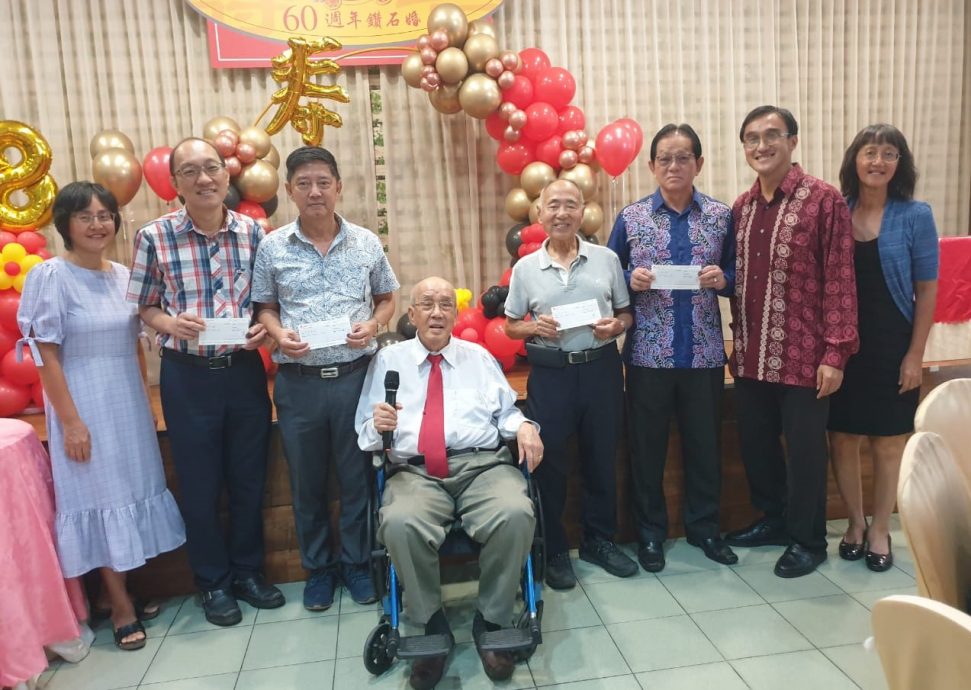大都会:巴生颜金尧老师,庆祝88岁大寿及夫妇60周年钻石婚纪念,捐2万令吉给巴生4华文独中