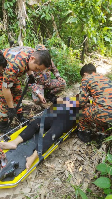 女子下山滑倒扭伤 消拯员抬担架救援