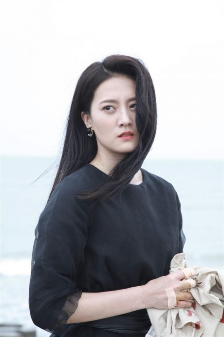 女星拍戏突爆意外 手砸玻璃溅血缝6针