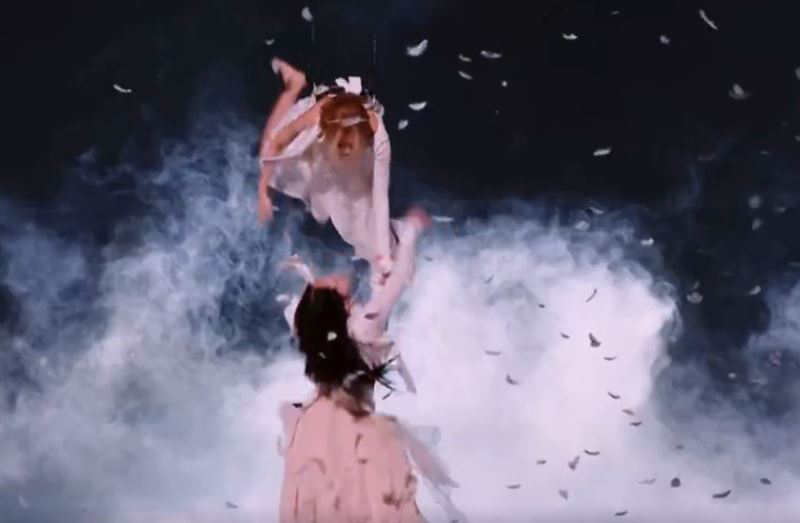 孟美岐上演高空坠落 Ella直击吓疯尖叫