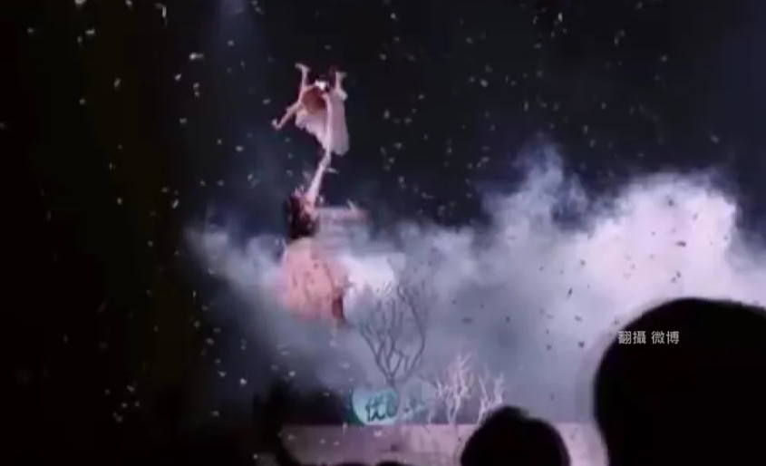 孟美岐上演高空坠落 Ella直击吓疯尖叫