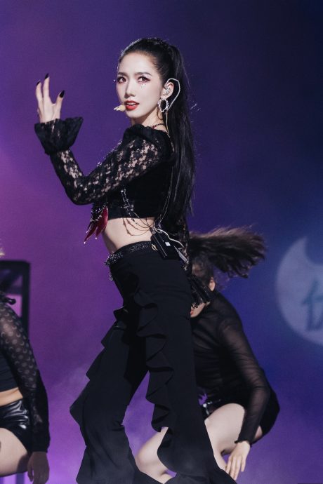 孟美岐上演高空坠落 Ella直击吓疯尖叫