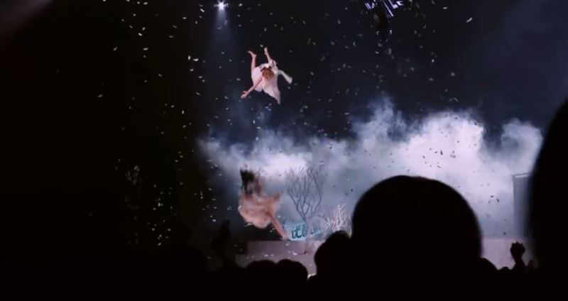 孟美岐上演高空坠落 Ella直击吓疯尖叫