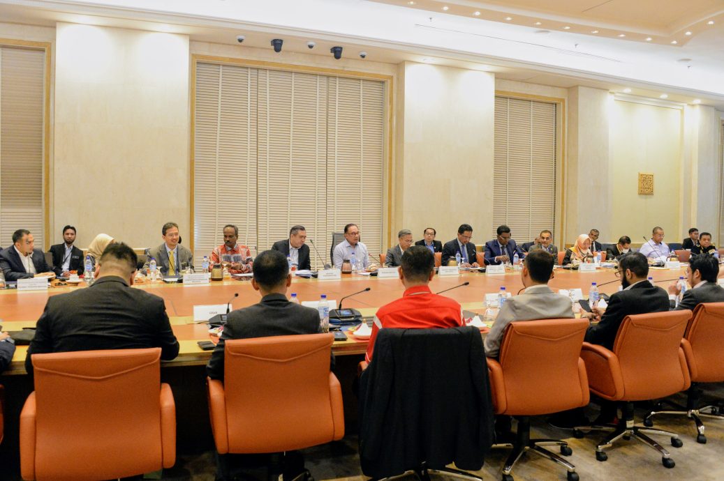 安华/与P-hailing服务商会面