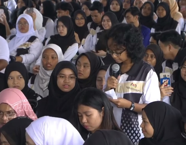 安华否认“欺负”女学生 “我像父亲般跟她解释固打问题”