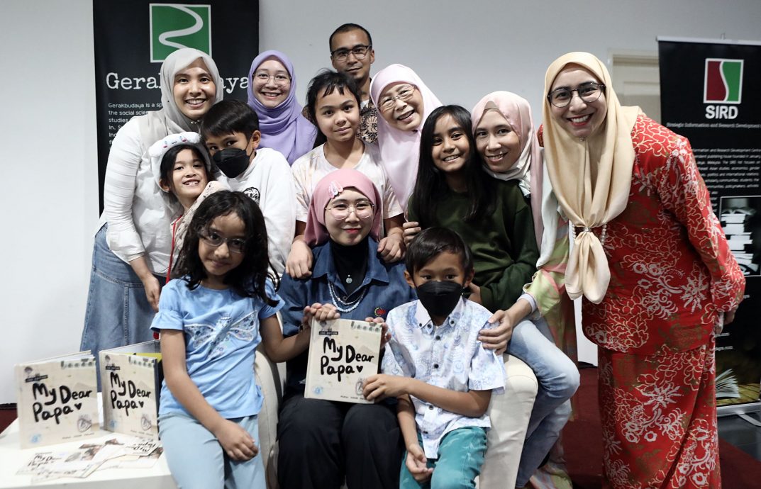 安华幼女作品《我亲爱的爸爸》第二版面世