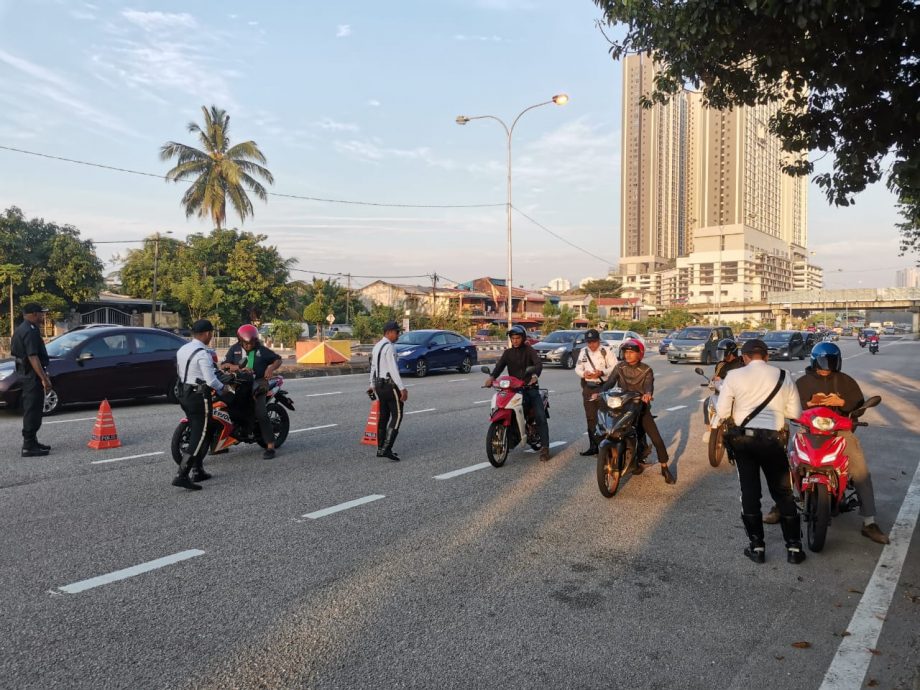 安邦交警的摩托车取缔行动·扣27非法改装摩托车开61张罚单