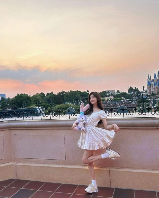 宣传海报P掉“绿茶” 赵露思挨酸心虚