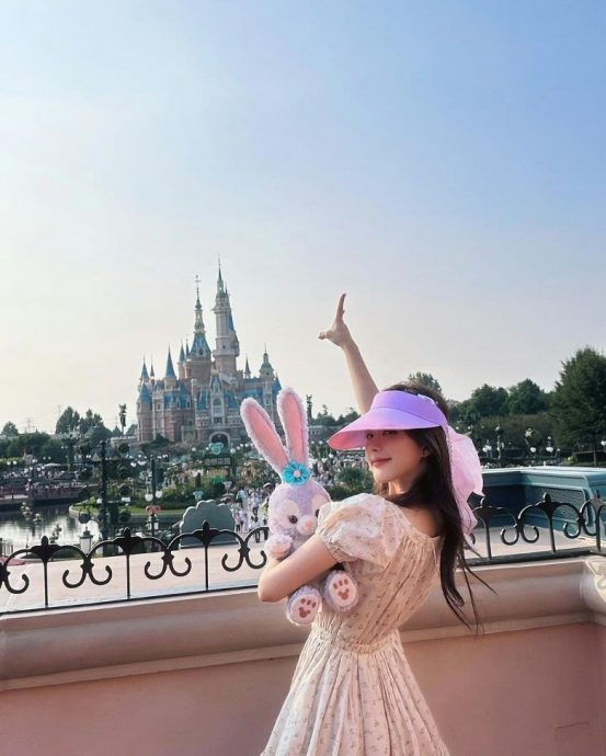 宣传海报P掉“绿茶” 赵露思挨酸心虚